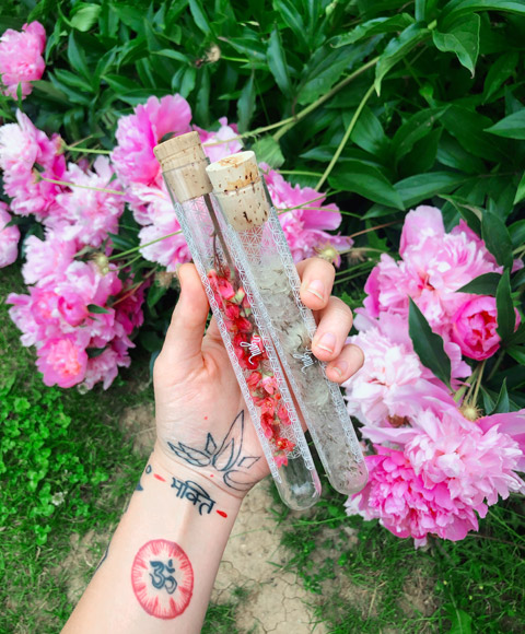 Case for rawtoothbrush filled with flowers